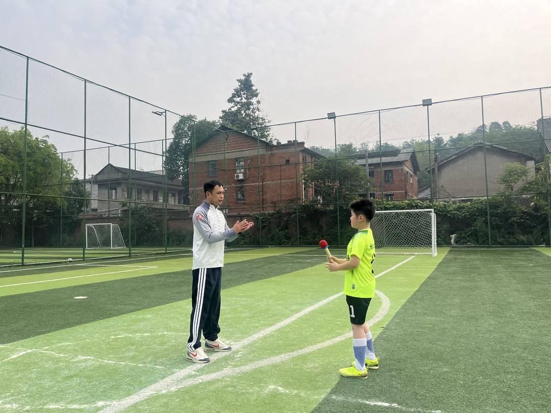 开云官网-川超自贡球员现身塘坎上小学足球决赛 寄语学子：“享受比赛，勇敢踢球！”